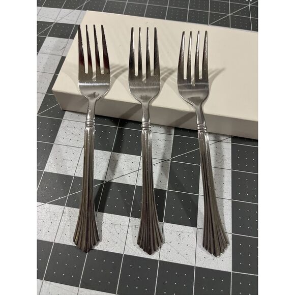 Pfaltzgraff PERENNIALS TRACY II (3) Salad‎ Forks Stainless Flatware - Picture 1 of 10